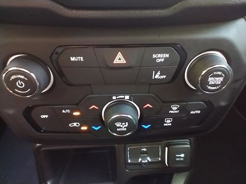 Used 2021 Jeep Renegade Latitude FWD image 35