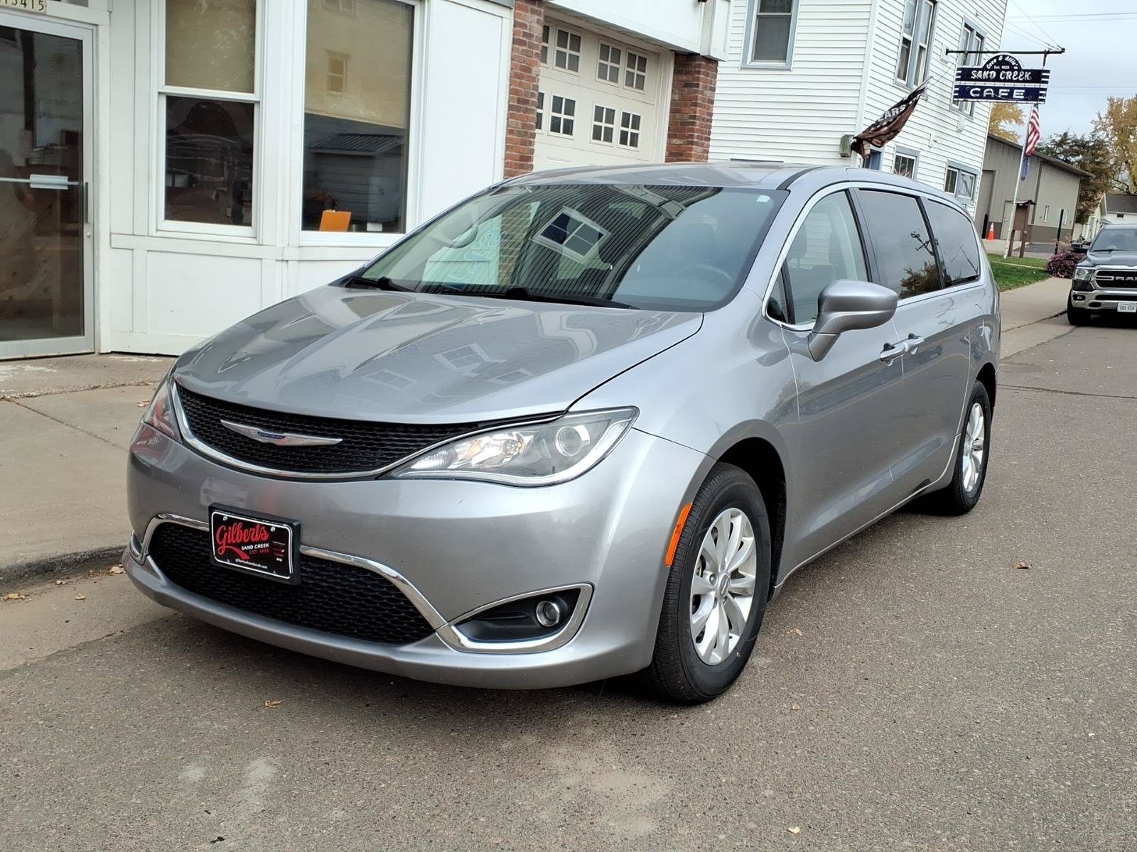 Used 2019 Chrysler Pacifica Touring Plus w/ Cold Weather Group FWD image 2