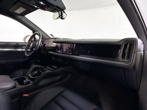 Certified 2024 Porsche Cayenne AWD/4WD image 17
