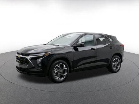 Used 2025 Chevrolet Trax LT FWD image 3