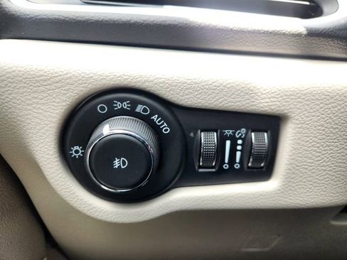 Used 2024 Chrysler Pacifica Touring-L FWD image 21