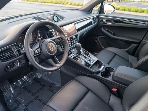 Certified 2026 Porsche Macan AWD/4WD image 5