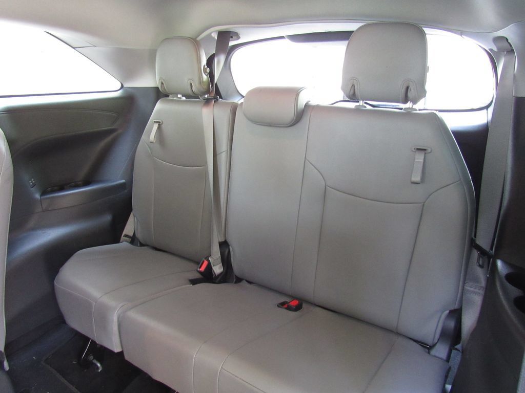 Certified 2025 Toyota Sienna XLE FWD image 18