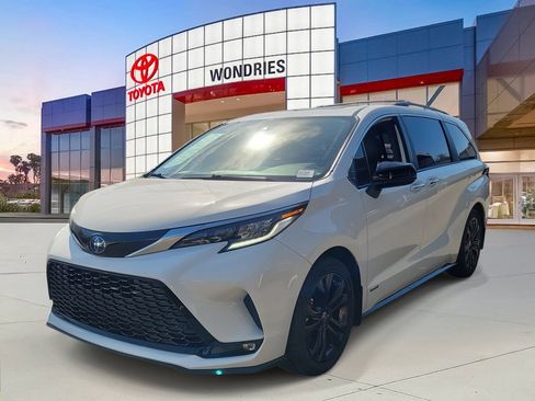 Used 2021 Toyota Sienna XSE w/ XSE Plus Package image 2