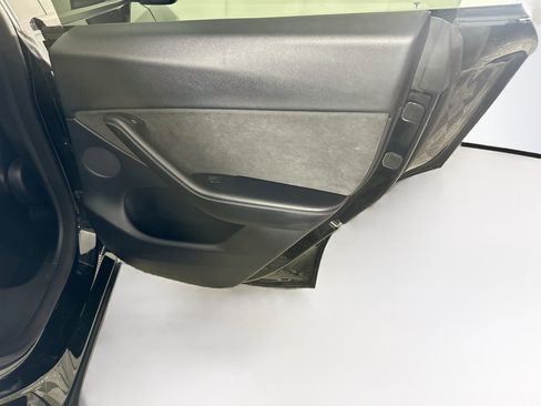Used 2022 Tesla Model Y Long Range AWD/4WD image 28