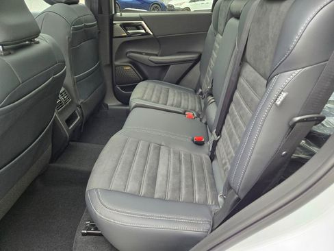 New 2025 Mitsubishi Outlander SE image 13