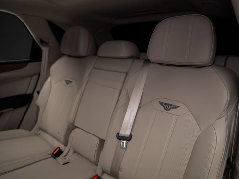 Used 2024 Bentley Bentayga AWD/4WD image 66