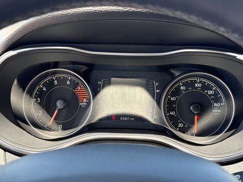 Used 2019 Jeep Cherokee Latitude Plus AWD/4WD image 23