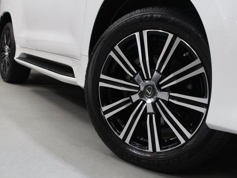 Used 2021 Lexus LX 570 4WD w/ Luxury Package image 20