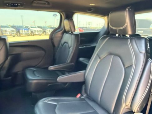 Used 2025 Chrysler Pacifica Select FWD image 20