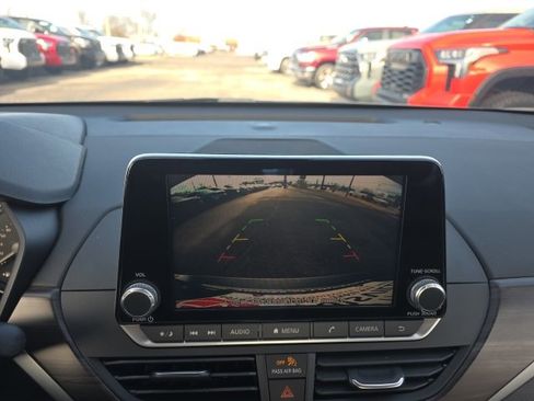 Used 2024 Nissan Altima 2.5 SV image 19