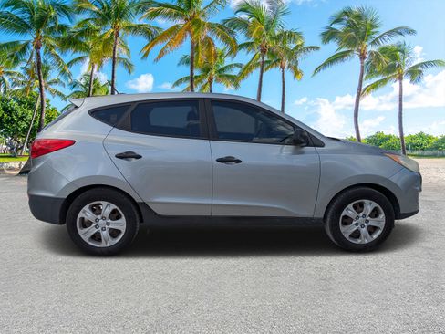 Used 2011 Hyundai Tucson GL image 2