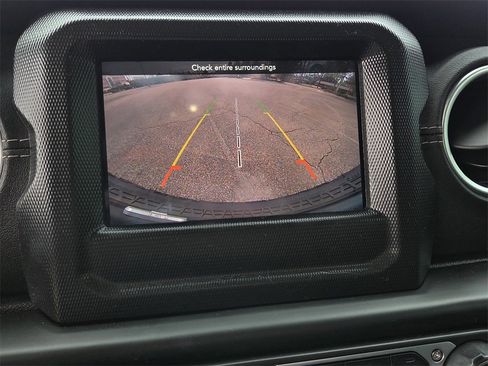 Used 2018 Jeep Wrangler Unlimited Sahara w/ Cold Weather Group image 12