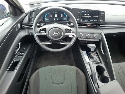 Used 2025 Hyundai Elantra SE image 11