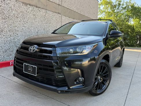 Used 2019 Toyota Highlander SE w/ Nightshade Edition FWD image 16