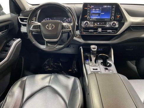 Used 2022 Toyota Highlander XLE AWD/4WD image 10