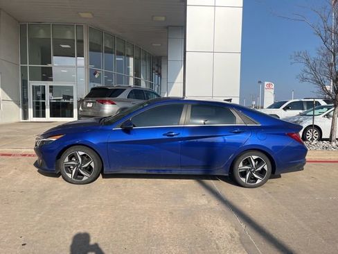 Used 2023 Hyundai Elantra Limited image 3
