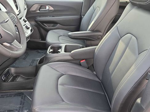 New 2026 Chrysler Pacifica Select AWD/4WD image 33