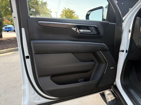 Used 2025 Chevrolet Tahoe Z71 w/ Comfort Package AWD/4WD image 16