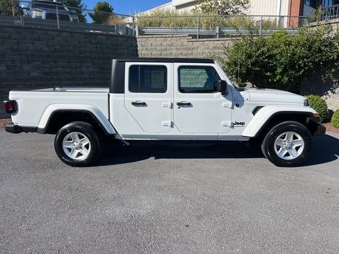 Used 2022 Jeep Gladiator Sport image 10