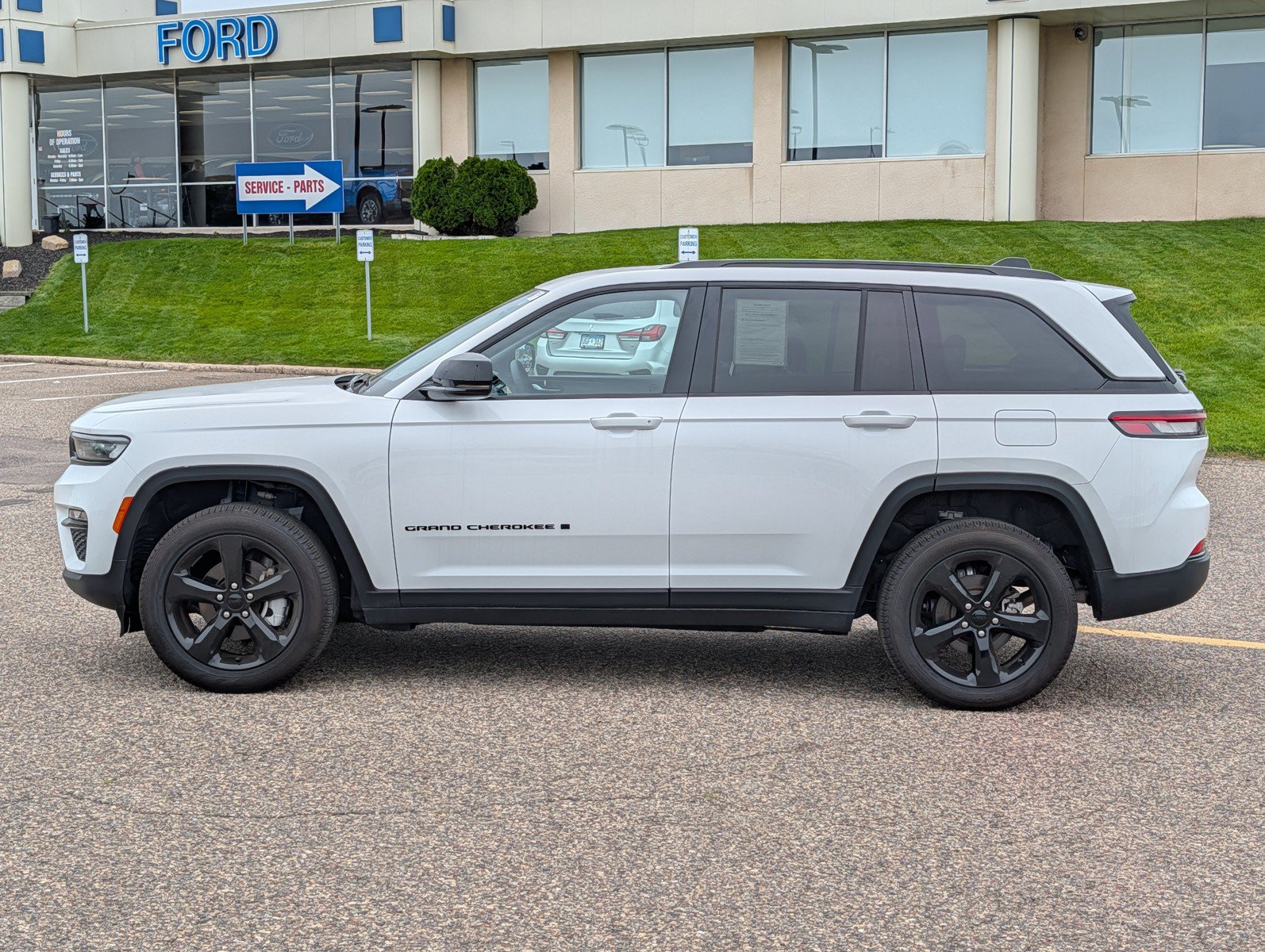 Used 2023 Jeep Grand Cherokee Limited w/ Black Appearance Package AWD/4WD image 2