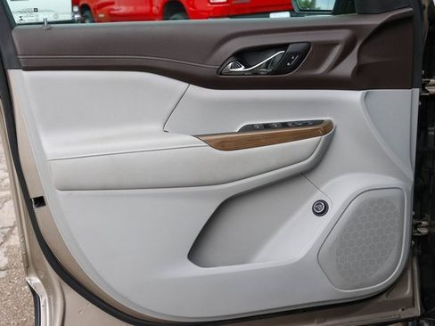 Used 2023 GMC Acadia SLE w/ Driver Convenience Package image 11