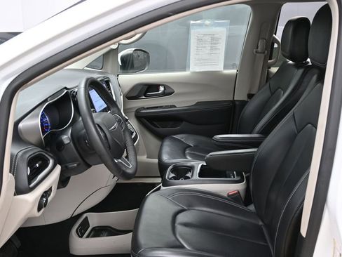 Used 2023 Chrysler Pacifica Touring-L FWD image 21