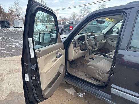 Used 2010 Jeep Liberty Sport image 13