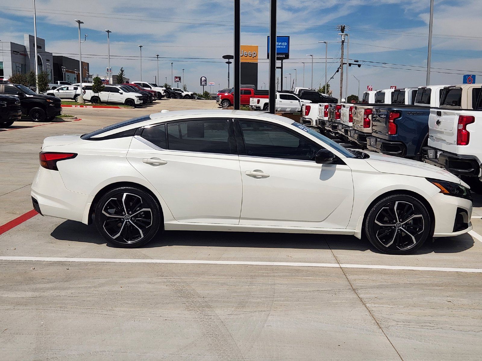 Used 2024 Nissan Altima 2.5 SR FWD image 8