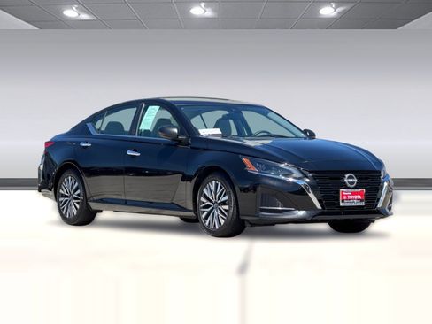 Used 2025 Nissan Altima 2.5 SV FWD image 7