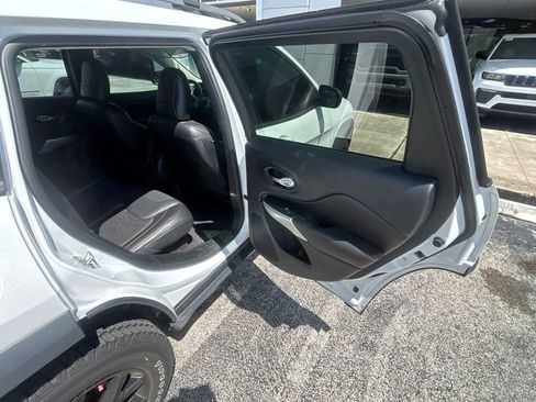 Used 2018 Jeep Cherokee Trailhawk w/ Comfort/Convenience Group AWD/4WD image 34