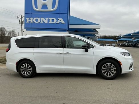 Used 2024 Chrysler Pacifica Select image 2