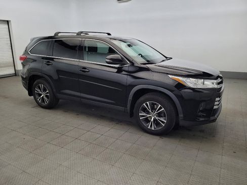 Used 2019 Toyota Highlander LE AWD/4WD image 11