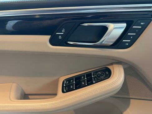 Certified 2022 Porsche Macan AWD/4WD image 12