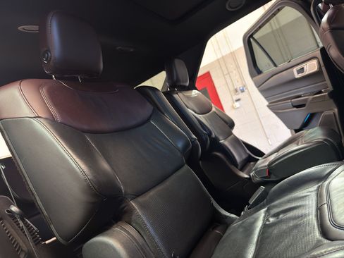 Used 2020 Ford Explorer Platinum w/ Premium Technology Package AWD/4WD image 28