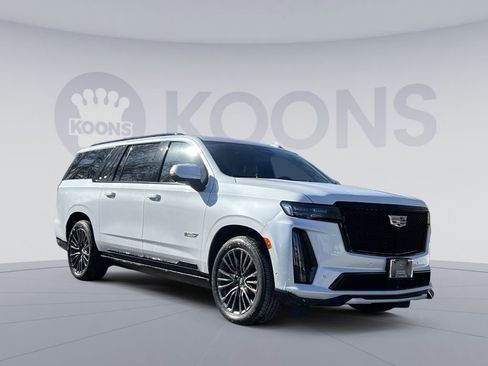 Used 2024 Cadillac Escalade ESV V w/ Heavy-Duty Trailer Package image 8