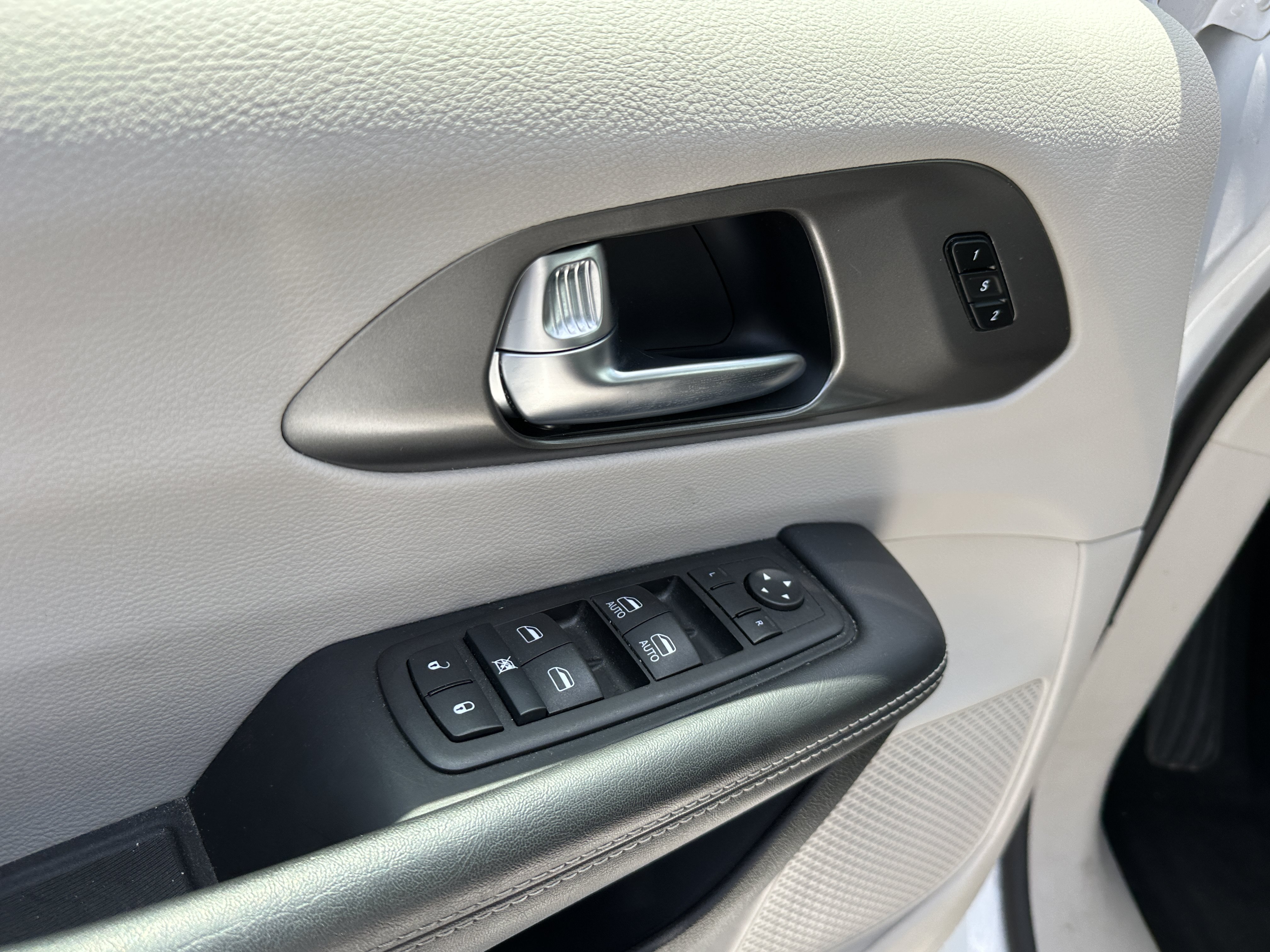 Used 2024 Chrysler Pacifica Touring-L FWD image 23