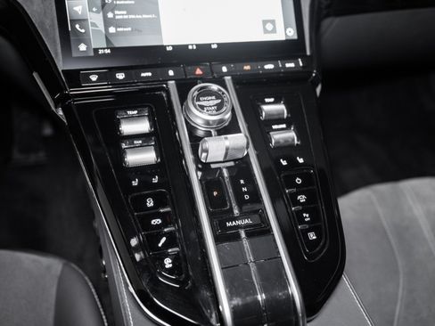 Used 2025 Aston Martin V8 Vantage Coupe RWD image 28