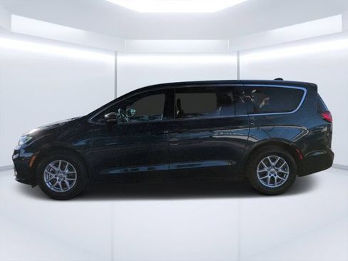 Used 2025 Chrysler Pacifica Select FWD image 6