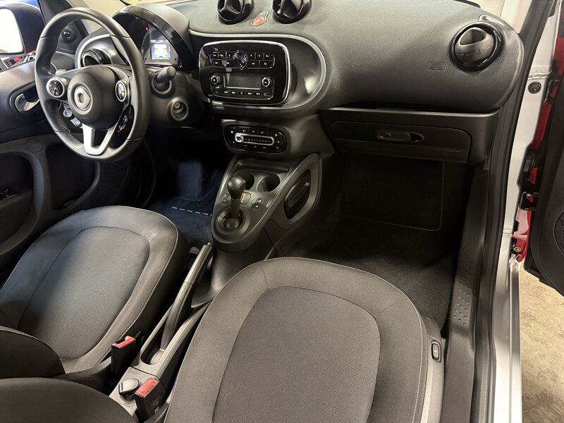 Used 2017 smart fortwo passion RWD image 2
