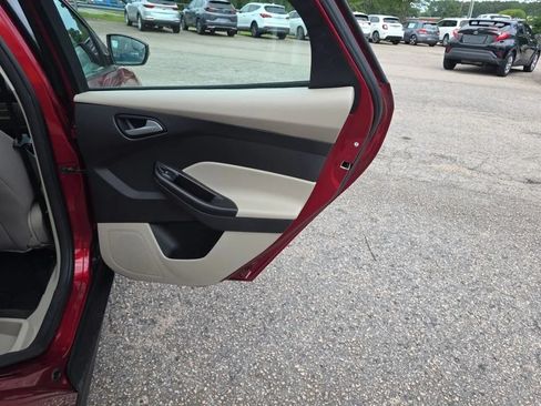 Used 2014 Ford Focus SE w/ SE Winter Package FWD image 37
