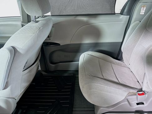Used 2016 Toyota Sienna LE image 24
