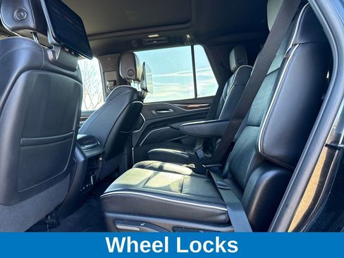 Used 2023 Cadillac Escalade Premium Luxury image 27