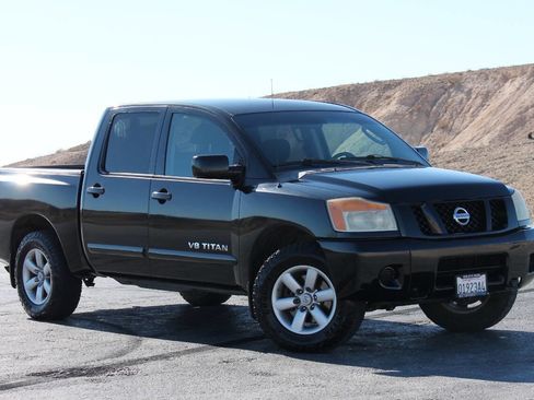 Used 2010 Nissan Titan SE RWD image 2