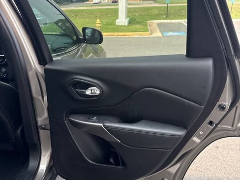 Used 2019 Jeep Cherokee Limited AWD/4WD image 11