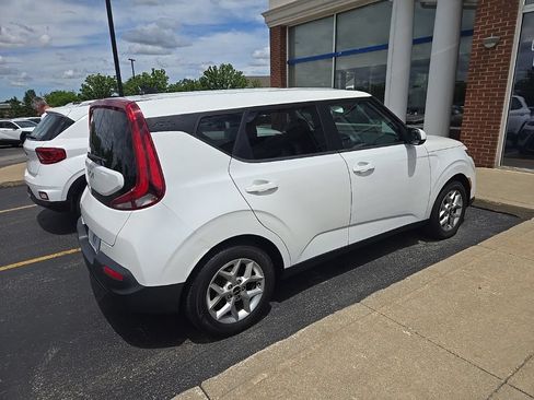 Used 2022 Kia Soul LX w/ Technology Package FWD image 2