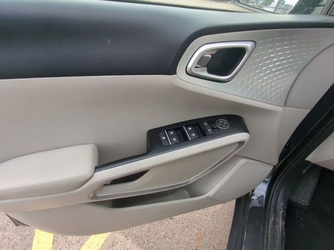 Used 2025 Kia Soul LX image 8