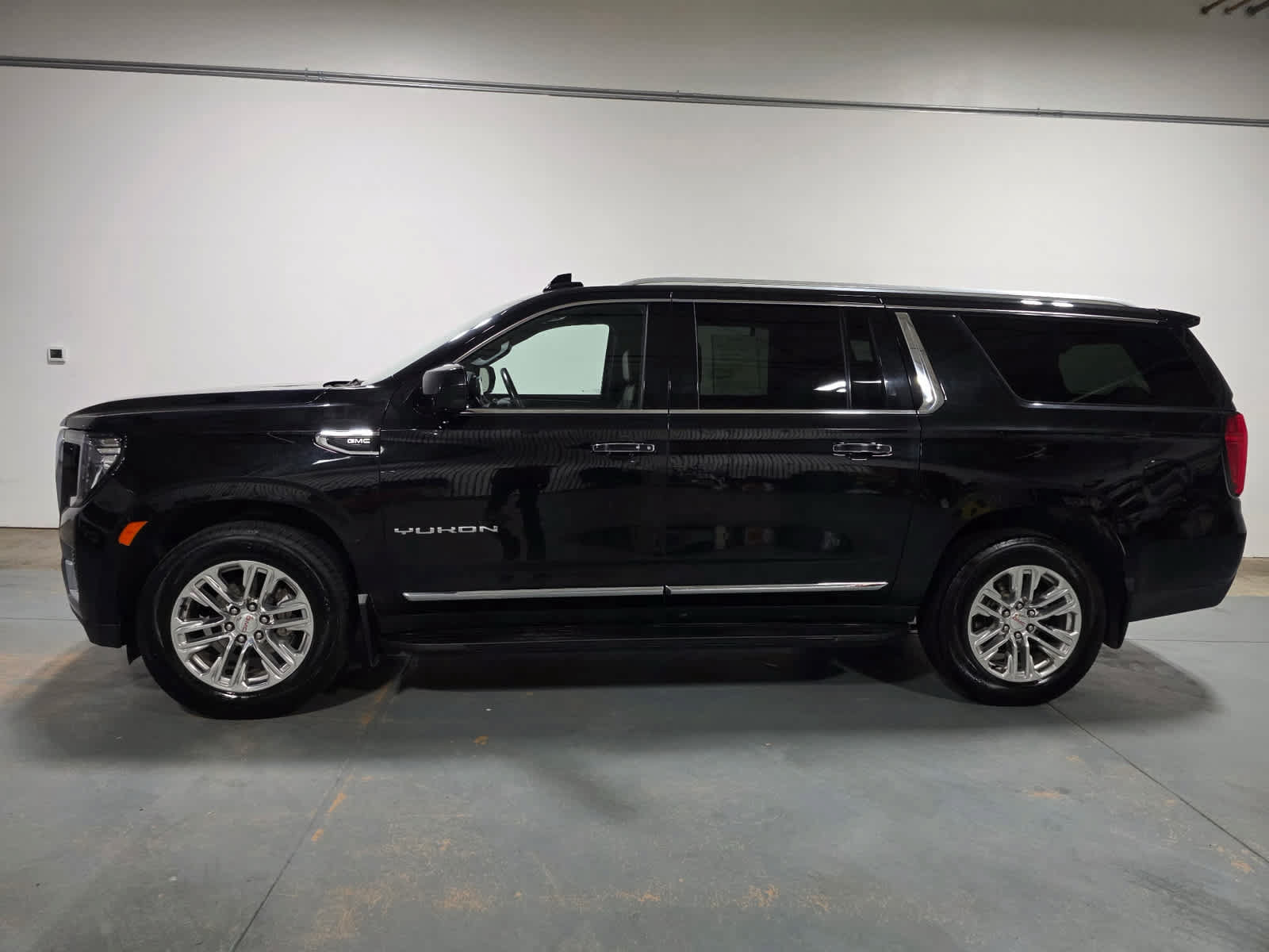 Used 2023 GMC Yukon XL SLT AWD/4WD image 2