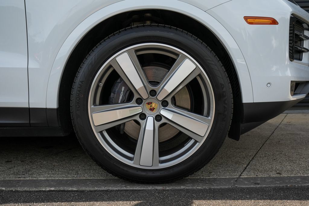 Certified 2024 Porsche Cayenne Coupe AWD/4WD image 36