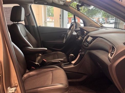 Used 2021 Chevrolet Trax LT AWD/4WD image 21